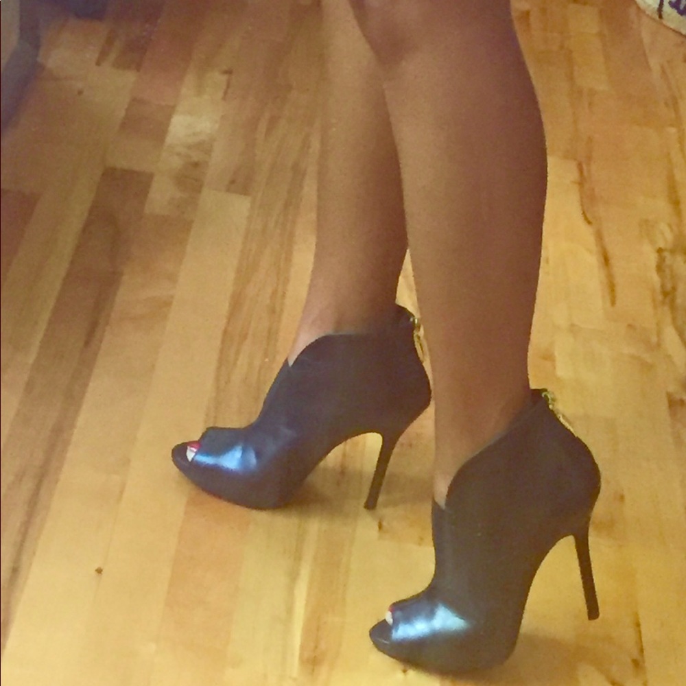 Guess Leather stiletto booties